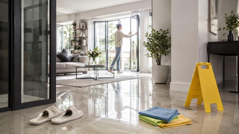 Intérieur moderne propre et lumineux après un nettoyage professionnel avec sol brillant, chiffons microfibres, panneau de sol humide et aération de la pièce