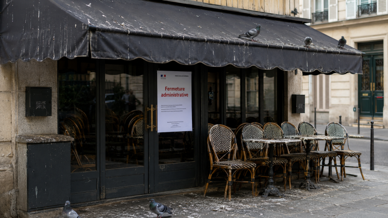 Restaurant fermé administrativement avec terrasse souillée par des fientes de pigeon